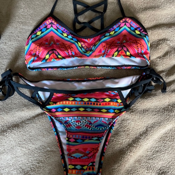 Bikini - Picture 1 of 3